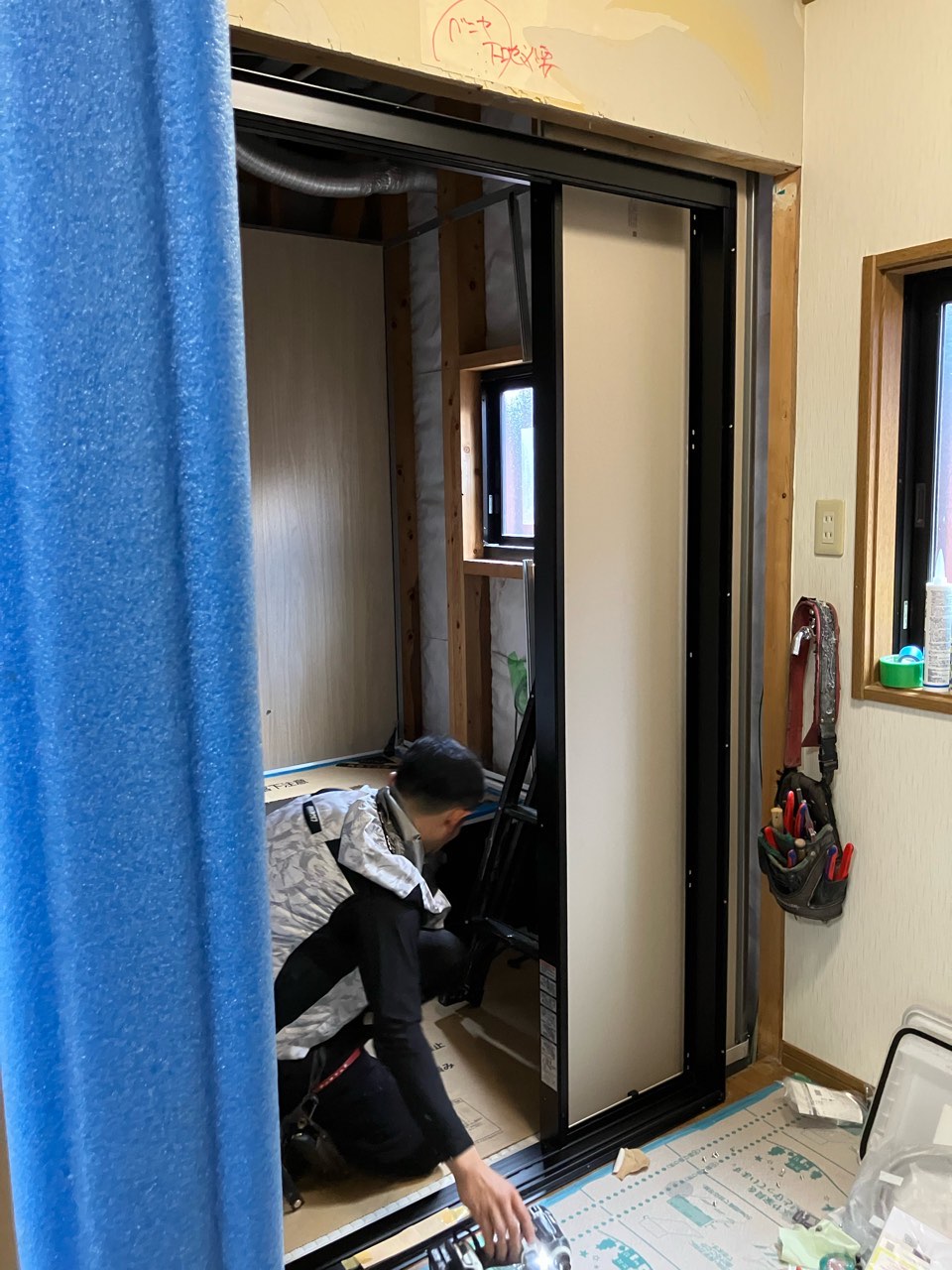 システムバス取付作業風景 今日は語呂合わせで8（パパ）２６（風呂）の日🛀 画像