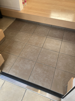 玄関タイル張替及びドア取手交換工事 画像