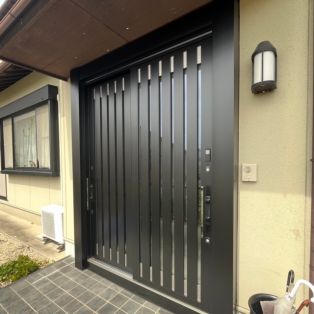 LIXIL　リシェントで両袖付き玄関ドアから引戸にリフォームしました✨ アイキャッチ画像