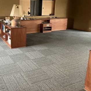 半田市　K様　絨毯からタイルカーペットへ張替え工事 アイキャッチ画像