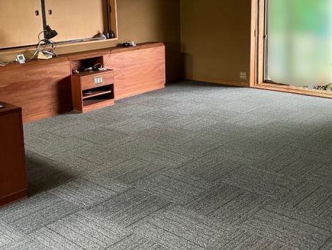 絨毯からタイルカーペットへ張替え工事 アイキャッチ画像