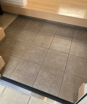 玄関タイル張替及びドア取手交換工事 アイキャッチ画像