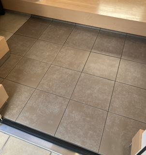 玄関タイル張替及びドア取手交換工事 アイキャッチ画像